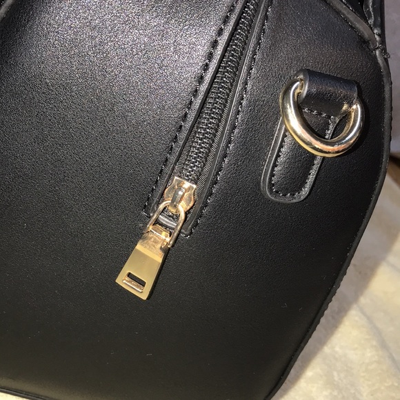 Black Duffle Handbag, Unbranded - Picture 5 of 15